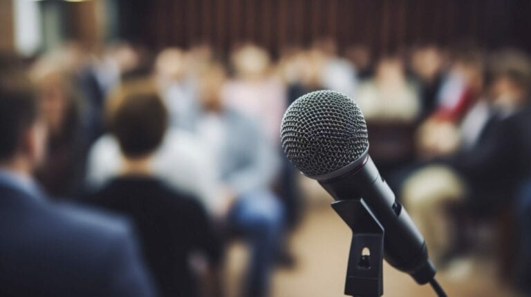 Peur de parler en public : l’hypnose comme accompagnement