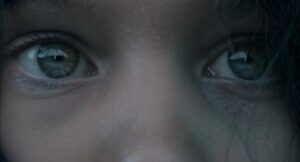 Regard intense en gros plan, mémoire du trauma somatique ancrée dans le corps, hypnose thérapeutique Paris 7