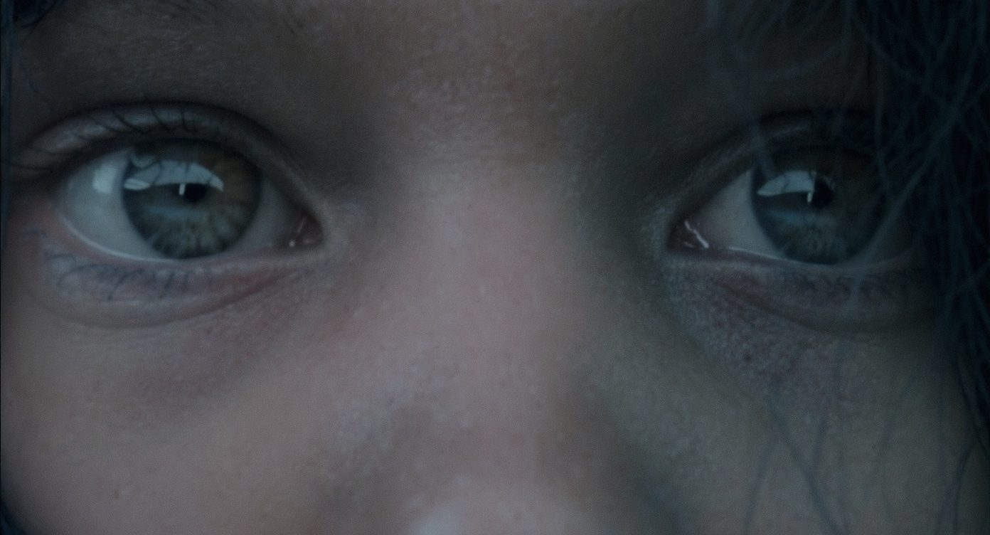 Regard intense en gros plan, mémoire du trauma somatique ancrée dans le corps, hypnose thérapeutique Paris 7